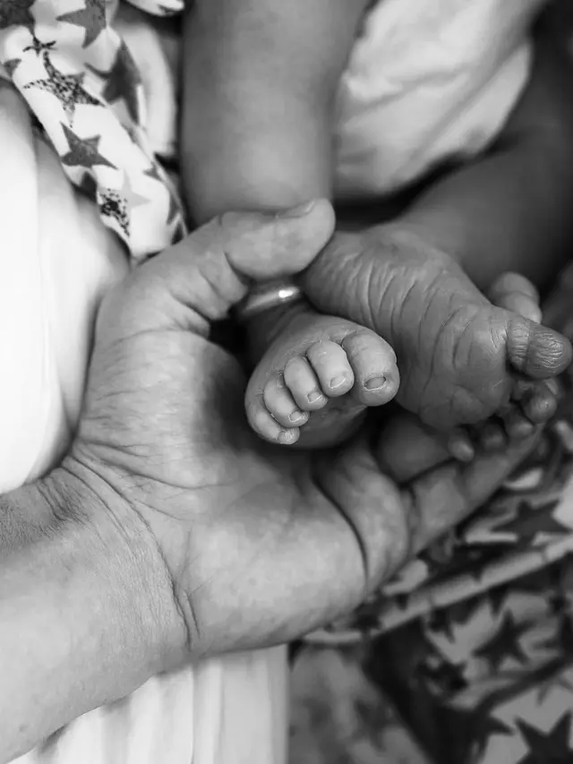 6 Momen Persalinan Anak Pertama Kim Kurniawan. (Sumber: Instagram/kimkurniawan dan Instagram/elisaanovia)