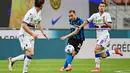 Gelandang Inter Milan, Christian Eriksen, melepaskan tendangan saat melawan Sampdoria pada laga Liga Italia di Stadion Giuseppe Meazza, Sabtu (8/5/2021). Inter Milan menang dengan skor 5-1. (AFP/Miguel Medina)