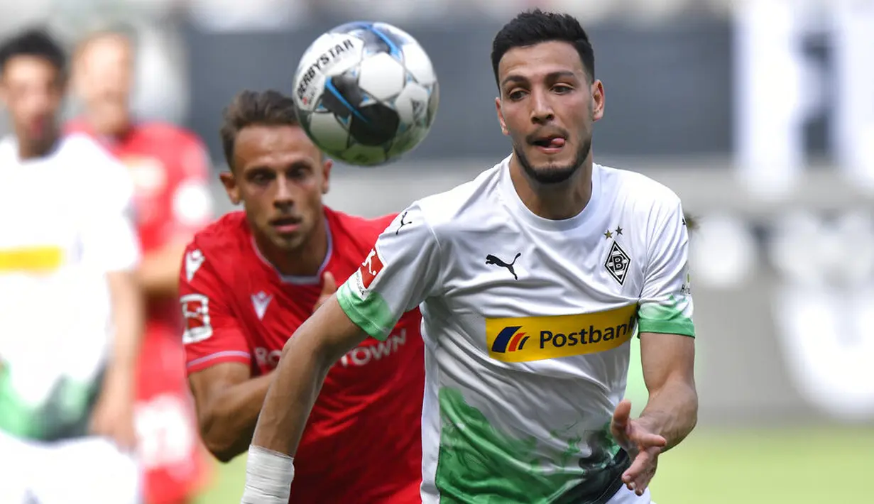 Pemain Borussia Moenchengladbach, Ramy Bensebaini, berebut bola dengan pemain Union Berlin, Marcus Ingvartsen, pada laga Bundesliga di Stadion Borussia-Park, Minggu (31/5/2020). Moenchengladbach menang 4-1 atas Union Berlin. (AP/Martin Meissner)