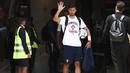 Pemain Timnas Portugal, Ruben Dias menyapa masyarakat yang tengah memberikan sambutan untuk timnya setelah memenangkan Nations League 2025 setibanya di Bandara Lisbon, Portugal, Senin (09/06/2025) waktu setempat. (AFP/Carlos Costa)