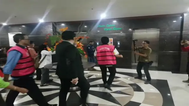 Pimpinan DPRD Sulbar kenakan rompi merah produk Kejati Sulselbar (Liputan6.com/ Eka Hakim)