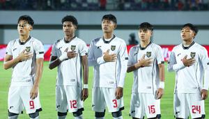 Hingga akhir pertandingan skor tidak berubah, Indonesia U-17 kalah telak tujuh gol tanpa balas dari China. Tampak dalam foto, pemain Timnas Indonesia U-17 jelang bertanding melawan China dalam laga uji coba di Indomilk Arena, Tangerang, Banten, Minggu (8/2/2026). (Bola.com/M Iqbal Ichsan)