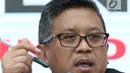 Sekjen PDI Perjuangan, Hasto Kristiyanto menyampaikan keterangan di Jakarta, Rabu (18/7). Hasto menyebutkan nama-nama bacaleg yang didaftarkan PDIP ke KPU telah melalui serangkaian proses internal partai. (Liputan6.com/Helmi Fithriansyah)
