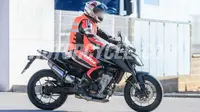 KTM 790 Duke terpantau melakukan uji jalan di Katalunya, Spanyol, minggu lalu (Foto: motorcycle.com).