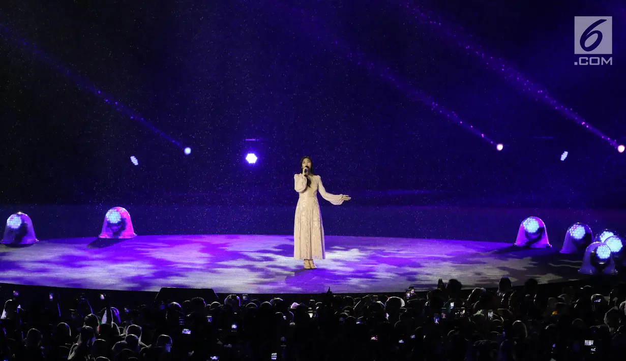 Penyanyi Isyana Sarasvati tampil dalam Upacara Penutupan Asian Games 2018 di Stadion Utama Gelora Bung Karno, Jakarta, Minggu (2/9). Isyana yang mengenakan kebaya berwarna merah muda sukses menyihir para penonton. (Liputan6.com/Helmi Fithriansyah)