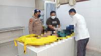 Mayat nelayan yang ditemukan di pantai Watu Dodol  diperiksa di kamar mayat RSUD Blambangan Banyuwangi (Istimewa)