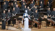 Gambar selebaran yang diambil pada tanggal 30 Juni 2023 dan disediakan oleh Teater Nasional Korea ini menunjukkan robot buatan Korea Selatan yang disebut "EveR 6" memimpin musisi Orkestra Nasional Korea selama konser di teater nasional di Seoul. (Photo by National Theater of Korea / AFP)