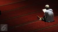 Seorang umat muslim membaca Al Quran di masjid Istiqlal Jakarta, Senin (27/6). 10 hari jelang akhir Ramadan, sejumlah umat muslim dari berbagai daerah melakukan itikaf di masjid Istiqlal Jakarta. (Liputan6.com/Helmi Fithriansyah) 