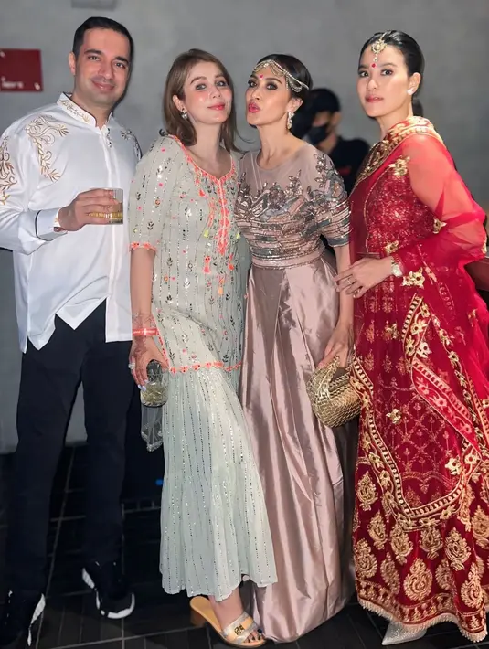 Diah Permatasari tampil mengenakan long dress siluet lehenga warna coklat shining dan atasan bermotif. Ciri khas perempuan terasa sangat mengenakan hiasan kepala dan bindi merah. [@dps_diahpermatasari]