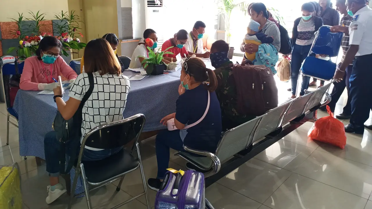 Pemeriksaan penumpang pesawat  di posko Covid-19 bandara udara Frans Seda Maumere