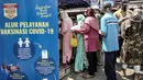 Warga lanjut usia (lansia) antre untuk menerima vaksinasi COVID-19 di SDN 02 Sukapura, Cilincing, Jakarta Utara, Senin (22/3/2021). Kegiatan ini sebagai upaya meningkatkan kekebalan tubuh kepada warga rentan dari virus COVID-19. (merdeka.com/Iqbal S. Nugroho)
