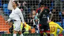 1. Bintang Real Madrid, Cristiano Ronaldo, meniru gaya ibu hamil usai membobol gawang Celta Vigo pada laga La Liga Spanyol di Stadion Santiago Bernabeu, Sabtu (5/3/2016). Real Madrid berhasil menang 7-1 atas Celta Vigo. (EPA/Juanjo Martin)