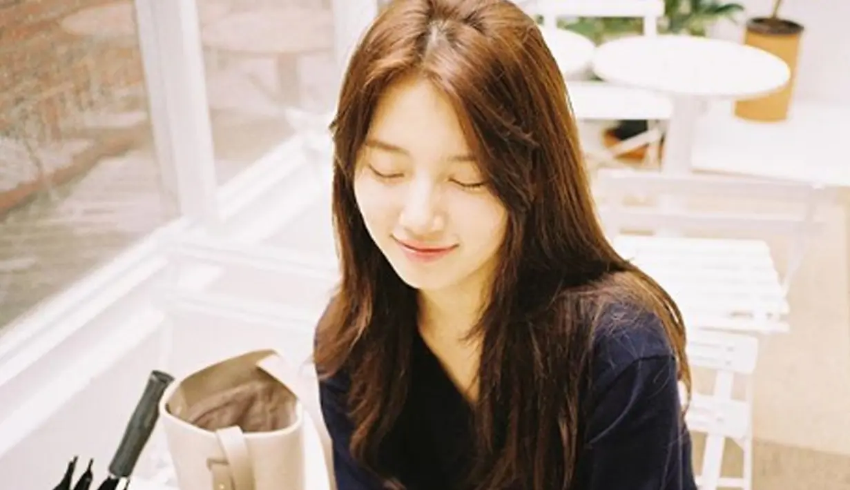 Berfoto dengan pose menutup mata, Suzy sukses bikin netizen gemes melihatnya. (Liputan6.com/IG/skuukzky)