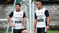Pelatih Madura United, Fabio Lefundes (kanan), beserta asistennya, Oswaldo Lessa. (Dok. Madura United)