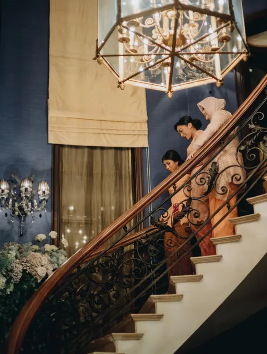 Momen lamaran Putri Tanjung dan Guinandra Jatikusumo (Sumber: Instagram/putri_tanjung)