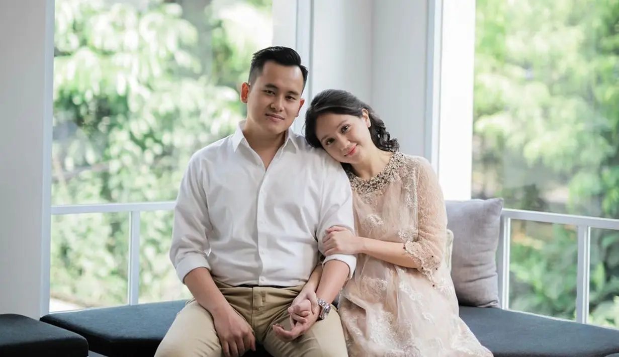 Jessica Anastasya resmi menjadi istri Ilham Ramadhan pada 4 Juni 2022. Ia memutuskan untuk menikah di usia 25 tahun. Kini kebersamaan Jessica dan suami curi perhatian karena semakin lengket usai menikah. (Liputan6.com/IG/@jessicaanastasya20)