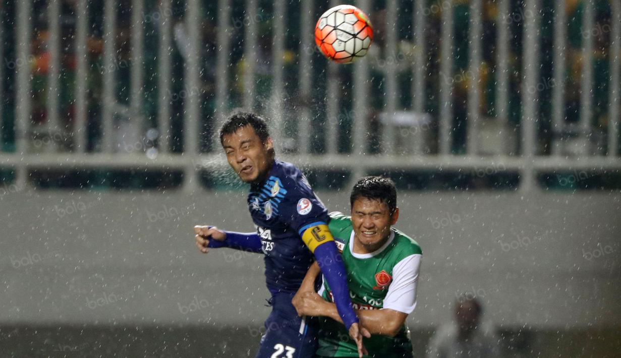 Pemain Arema Cronus, Hamka Hamzah (kiri) bereduel dengan pemain PS TNI pada laga Torabika SC 2016 di Stadion Pakansari, Bogor, Minggu (31/7/2016). (Bola.com/Nicklas Hanoatubun)
