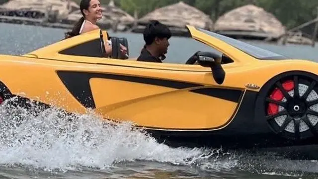 Nia Ramadhani dan anaknya saat Liburan di Pantai. [@ramadhaniabakrie]