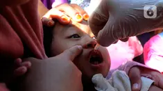 Petugas Puskesmas meneteskan vaksin polio kepada balita saat Sub-Pekan Imunisasi Nasional (PIN) Polio di Posyandu Teratai, Jalan Jawa, Depok, Jawa Barat, Senin (3/4/2023). (merdeka.com/Arie Basuki)