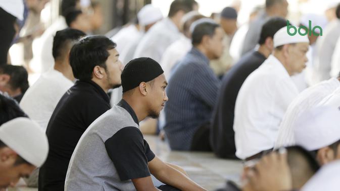 Pemain Timnas Indonesia melaksanakan salat Jumat di Islamic Centre of Thailand, Bangkok, pada Jumat (16/11/2018). (Bola.com/Muhammad Iqbal Ichsan)