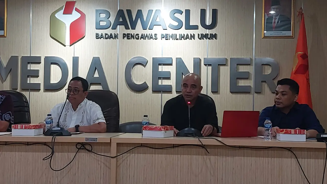 Indonesia Budget Center (IBC) mencatat ada ratusan triliun bantuan sosial (bansos) yang digelontontkan pemerintah. Masuk ke tahun politik, dana ini disebut rawan menjadi embel-embel kampanye pasangan calon tertentu.