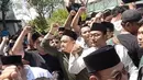 Sejumlah pemuda yaang menyebut dirinya perwakilan kader Nahdlatul Ulama se-Indonesia memaksa masuk ruang sidang plebo. Massa aksi menyebut sidang pleno Muktamar diwarnai kecurangan. (Liputan6.com/ Ahmad Apriyono)