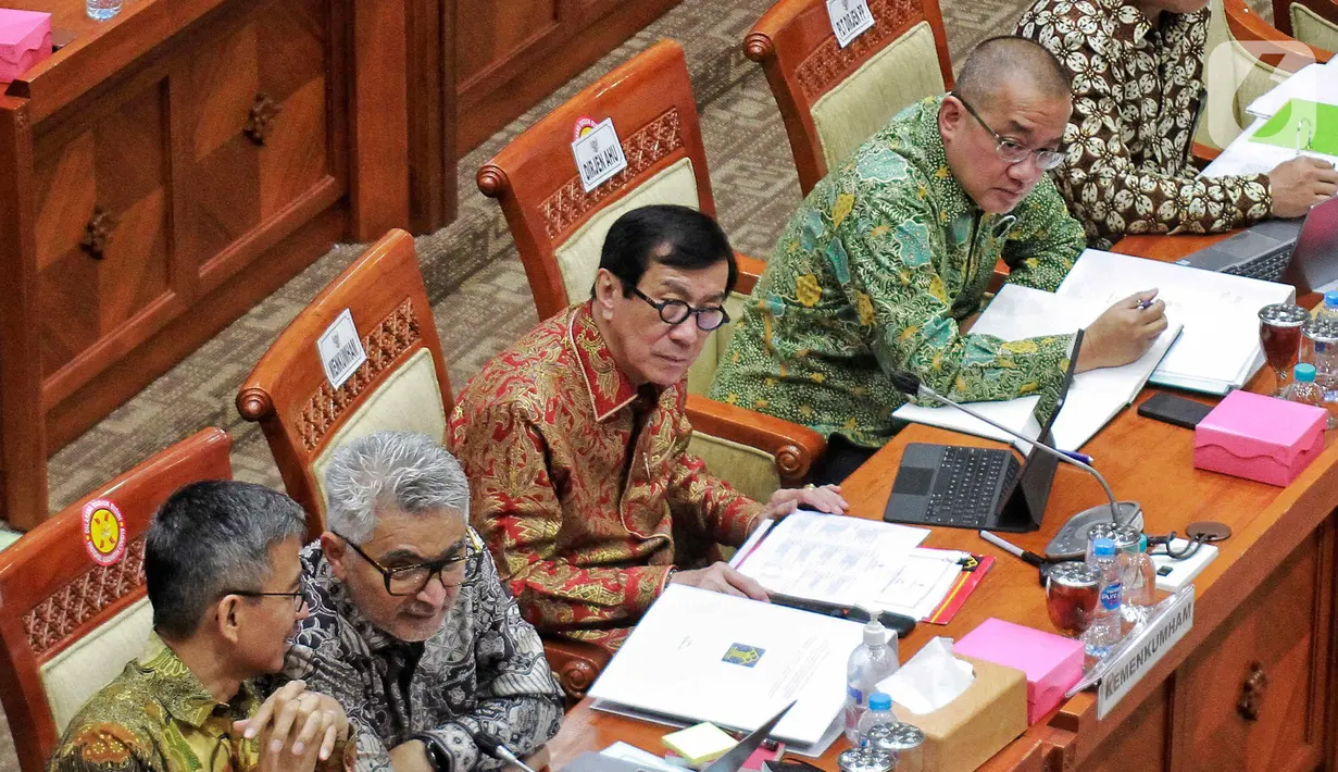 Menteri Hukum dan HAM RI Yasonna Laoly (tengah) mengikuti Rapat Kerja dengan Komisi III DPR RI di gedung Parlemen, Jakarta, Senin (5/12/2022). Rapat kerja membahas RUU tentang pengesahan perjanjian antara Pemerintah Republik Indonesia dengan Pemerintah Republik Singapura tentang ekstradisi buronan. (Liputan6.com/Angga Yuniar)