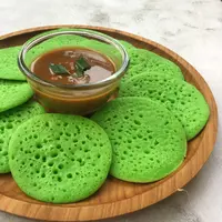 Serabi pandan kuah kinca. (Shutterstock.com/ Gina Pamungkas)