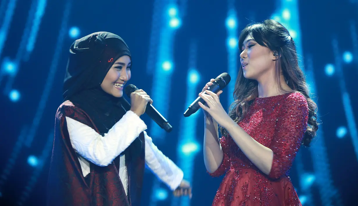Dengan berduet bersama Fatin Shidqia, Isyana Sarasvati  berkolaborasi melantunkan lagu Iwan Fals yang berjudul Yang Terlupakan. (Deki Prayoga/Bintang.com)