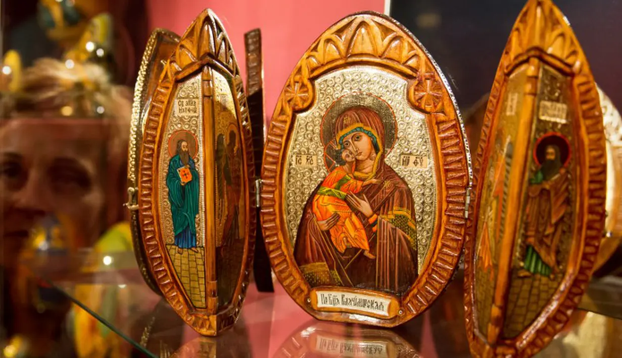 Sebuah telur kayu lipat dari Rusia, dihiasi dengan ikon, yang dipamerkan di Pameran Telur Dunia pada tanggal 16 April 2014 di museum kota Schwabach, Jerman selatan (AFP Photo/Daniel Karmann).