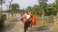 (@BPBDTuban) Petugas BPBD Kabupaten Tuban mengevakuasi warga terdampak banjir akibat luapan Sungai Bengawan Solo