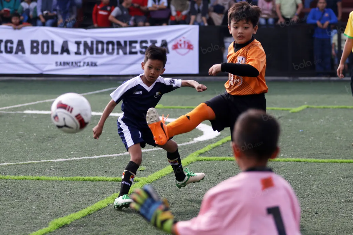Antusias Pesepak Bola Cilik saat Beraksi di Liga Bola Indonesia