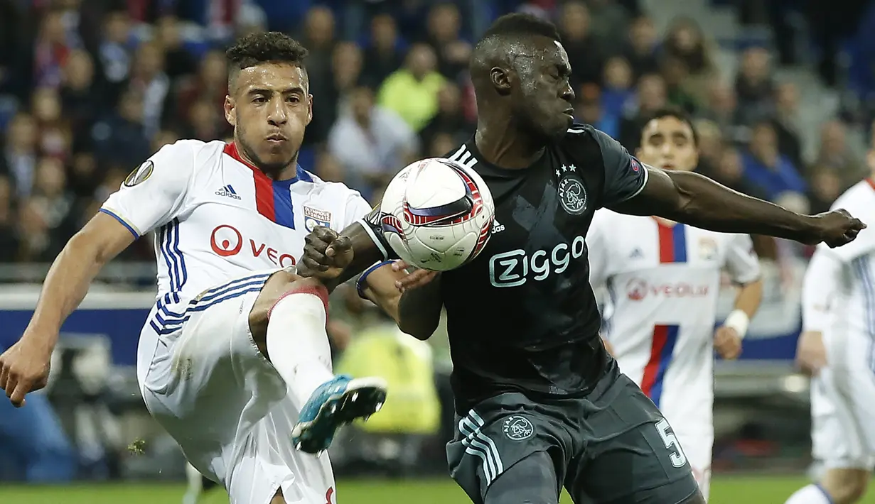 Gelandang Olympique Lyon, Corentin Tolisso, menghalau bola saat pertandingan melawan Ajax Amsterdam pada laga semifinal Liga Europa di Stadion Parc Olympique Lyonnais, Kamis (12/05/2017). Lyon menang dengan skor 3-1. (EPA/Guillaume Horcajuelo)
