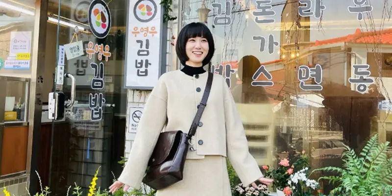 FOTO: Main di Extraordinary Attorney Woo, Ini Pesona Park Eun Bin dengan Busan Putih