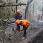 Petugas gabungan melakukan pemadaman kebakaran di Gunung Bromo. (Dian Kurniawan/Liputan6.com)