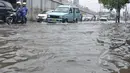 Sejumlah kendaraan bermotor saat melintasi genangan air di Jalan Pramuka, Jakarta. (Liputan6.com/Andrian M Tunay)