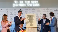 Cristiano Ronaldo saat meresmikan pembukaan Pestana Hotel bersama anaknya Cristiano Ronaldo Jr. dan CEO Pestana Hotel Grup, Dionisio Pestana (2kanan) dan Wali Kota Madeira, Miguel Albuquerque (kanan), di Kepulauan Madeira, (22/7/2016). (AFP/Joana Sousa)