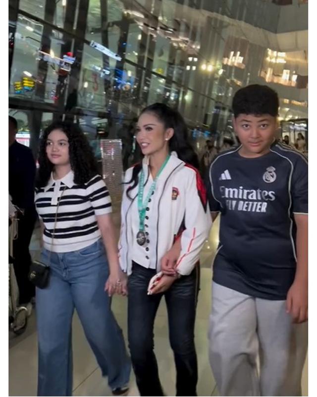 Kerja keras 4 tahun terbayarkan, 6 potret Krisdayanti pulang dari Tiongkok bawa perak kejuaraan wushu