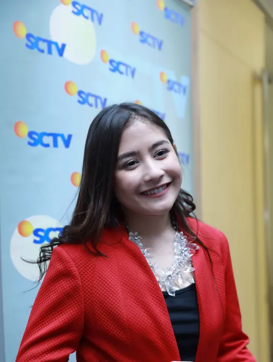Ia bersyukur karena bisa membawakan dengan lancar. Selain itu, Prilly Latuconsina mengaku senang karena mendapat sambutan meriah dari para penggemar grup asal Bandung tersebut. (Galih W. Satria/Bintang.com)