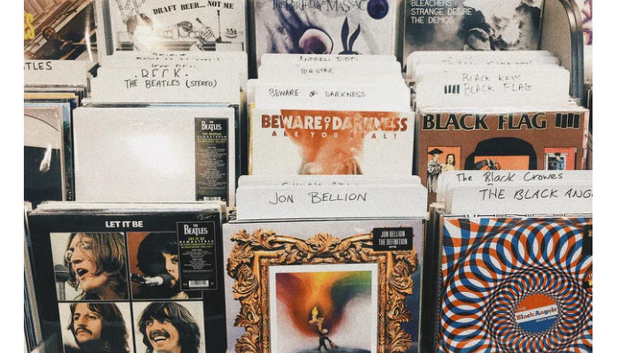 Ilustrasi memutar musik. Unsplash/Natalie Cardona