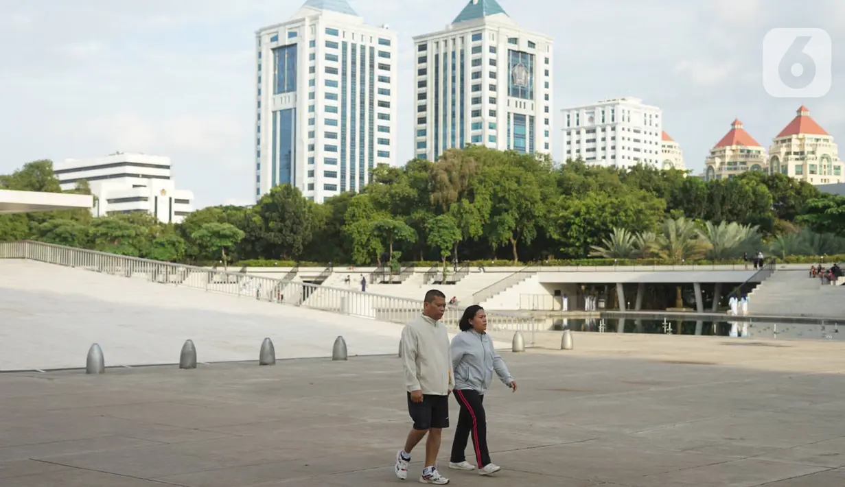 Warga beraktivitas di sekitar Taman Lapangan Banteng, Jakarta, Kamis (20/2/2020). Adanya revitalisasi kawasan Monas menyebabkan sebagian warga lebih memilih Lapangan Banteng sebagai tempat menghabiskan waktu untuk berolahraga serta berekreasi. (Liputan6.com/Immanuel Antonius)