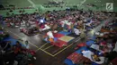 Sejumlah pengungsi Gunung Agung berisitirahat di lokasi pengungsian GOR Swecapura, Klungkung, Bali, Minggu (3/12). Pengungsi Gunung Agung yang berada di Kabupaten Klungkung terus bertambah dengan total 9.304 jiwa. (Liputan6.com/Immanuel Antonius)
