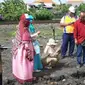 Tim ITS Tim  bersama Dinas Lingkungan Hidup (DLH) Kota Surabaya kunjungi lahan berasap di kawasan Stasiun Lokomotif Dipo Sidotopo, Surabaya, Jawa Timur. (Foto: Liputan6.com/Dian Kurniawan)