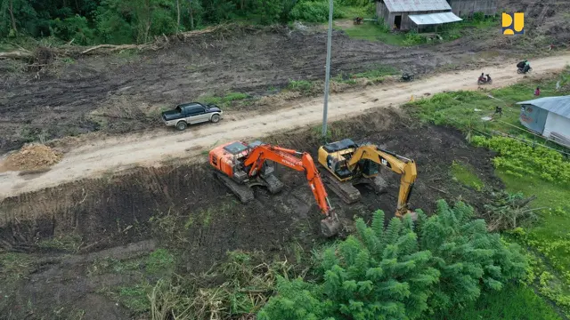 Kementerian PUPR tengah menyelesaikan peningkatan dan pembangunan jalan baru dari Labuan Bajo menuju Tana Mori sepanjang 25 km.