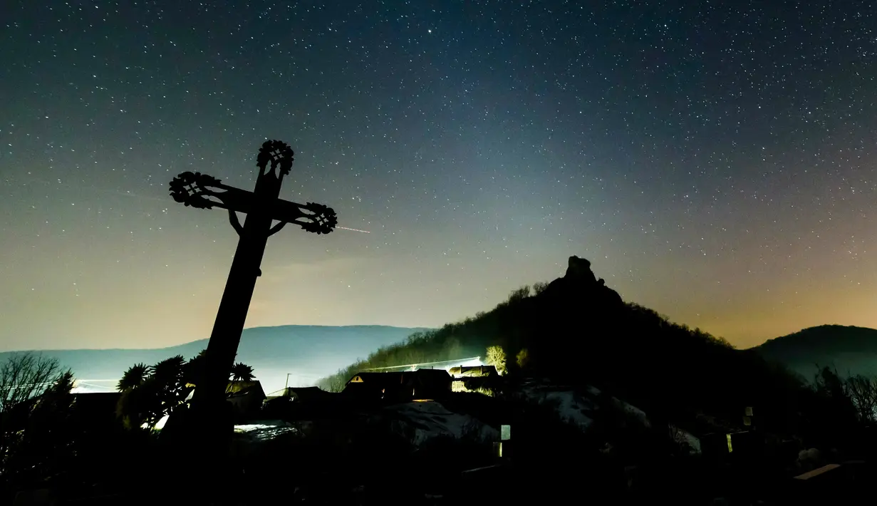 Cahaya bintang berwarna putih terlihat pada langit malam di Hajnacka, Slovakia, Kamis (7/2). Cahaya redup yang disebabkan oleh debu antarplanet ini terjadi akibat pantulan sinar matahari. (Peter Komka/MTI via AP)