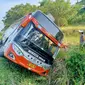 Sebuah bus PO Rosalia Indah kecelakaan di tol Km 370 A Tol Batang Semarang, Jawa Tengah pada Kamis,11 April 2024. (Merdeka).