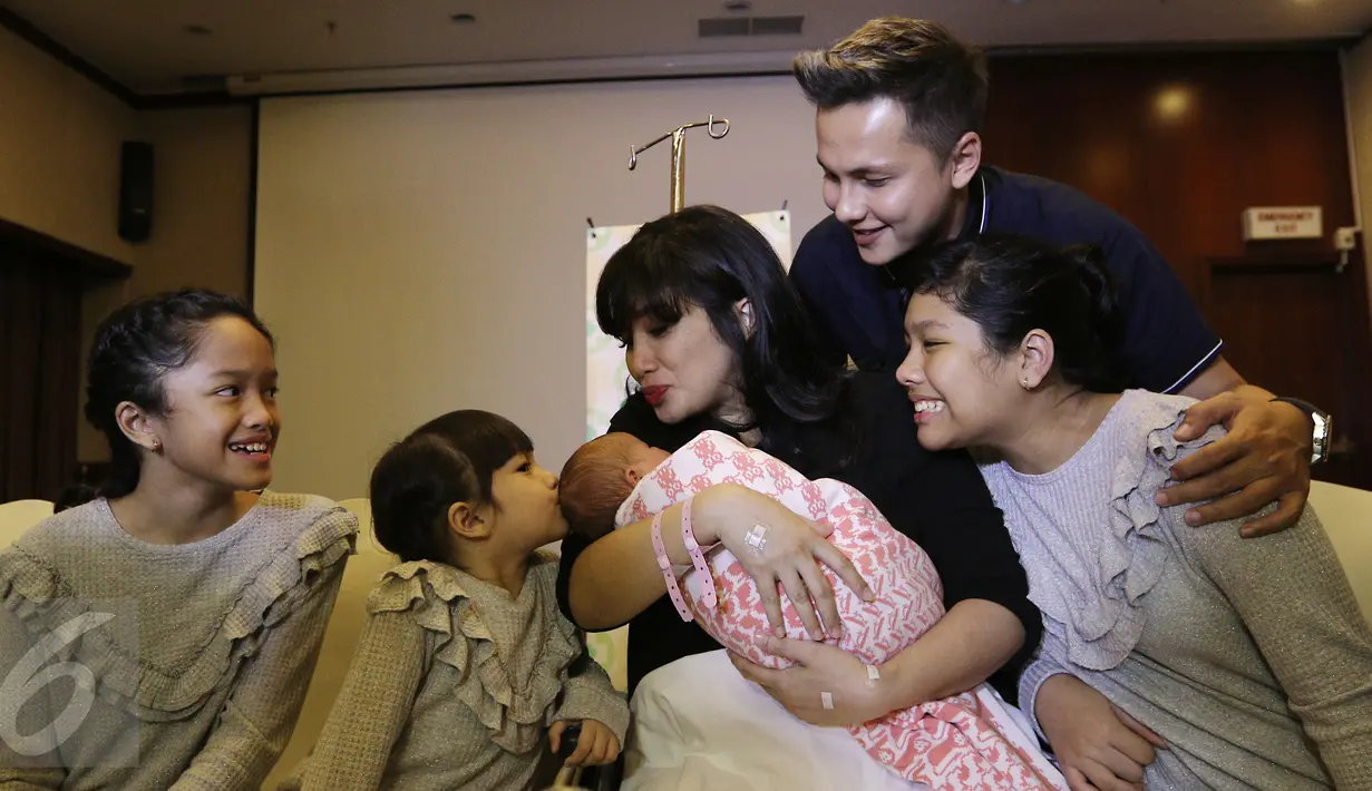 Pasangan selebritis Ussy Sulistiawaty dan Andhika Pratama menggelar konferensi pers usai kelahiran anak ke-4 mereka di RS Pondok Indah, Jakarta, Senin (6/3). Anak ke-4 mereka berjenis kelamin perempuan. (Liputan6.com/Herman Zakharia)