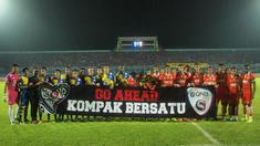 Pemain Arema Cronus dan Persija Jakarta berpose di depan slogan 'Go Ahead, Kompak Bersatu'. (Liga Indonesia)