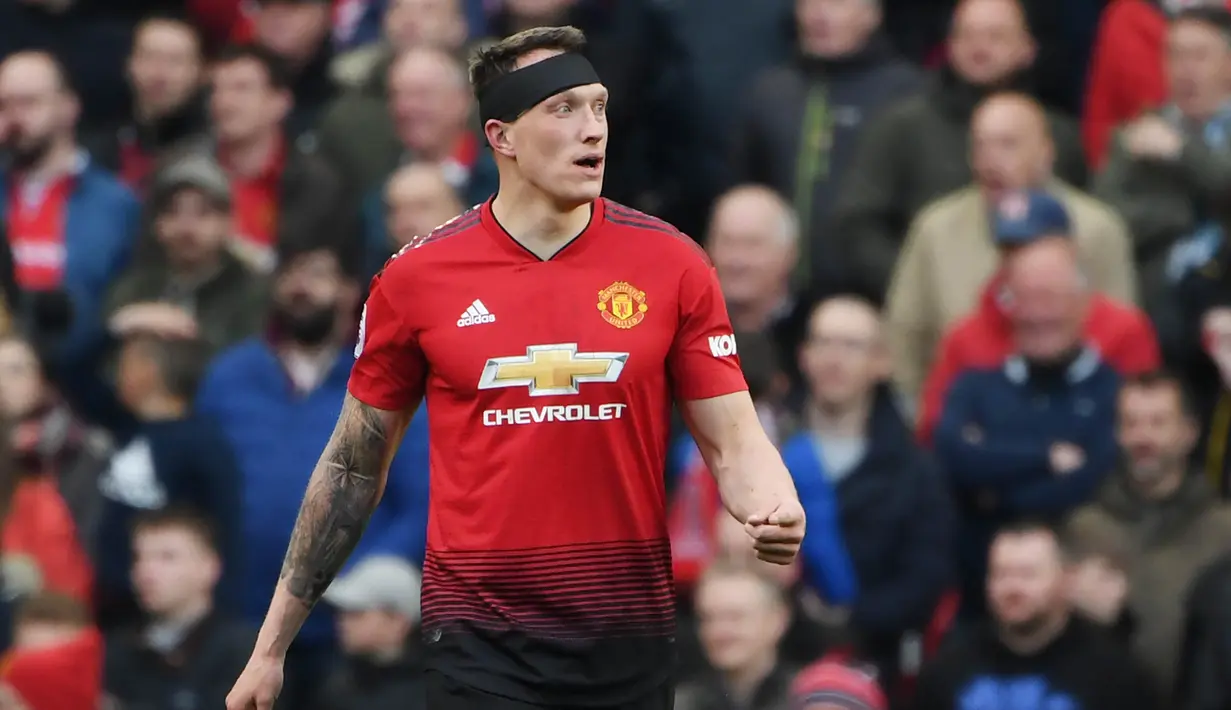 Phil Jones - Kehadiran Raphael Varane di barisan pertahanan MU semakin menutup kesempatan bermain Phil Jones. Sebenarnya, manajemen Setan Merah sudah memutuskan untuk menjual Jones sejak bursa transfer musim panas tahun lalu. Namun, belum ada satupun klub yang menginginkannya. (Foto: AFP/Paul ellis)