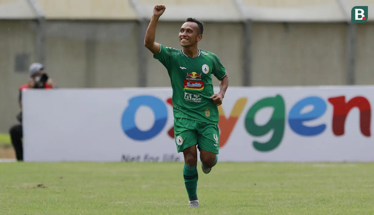Bola ditembakkan ke arah tiang dekat dengan putaran yang begitu kencang hingga melaju deras tanpa bisa dihalau kiper Madura United, Muhammad Ridho. PSS Sleman sementara memimpin 1-0. (Bola.com/M Iqbal Ichsan)
